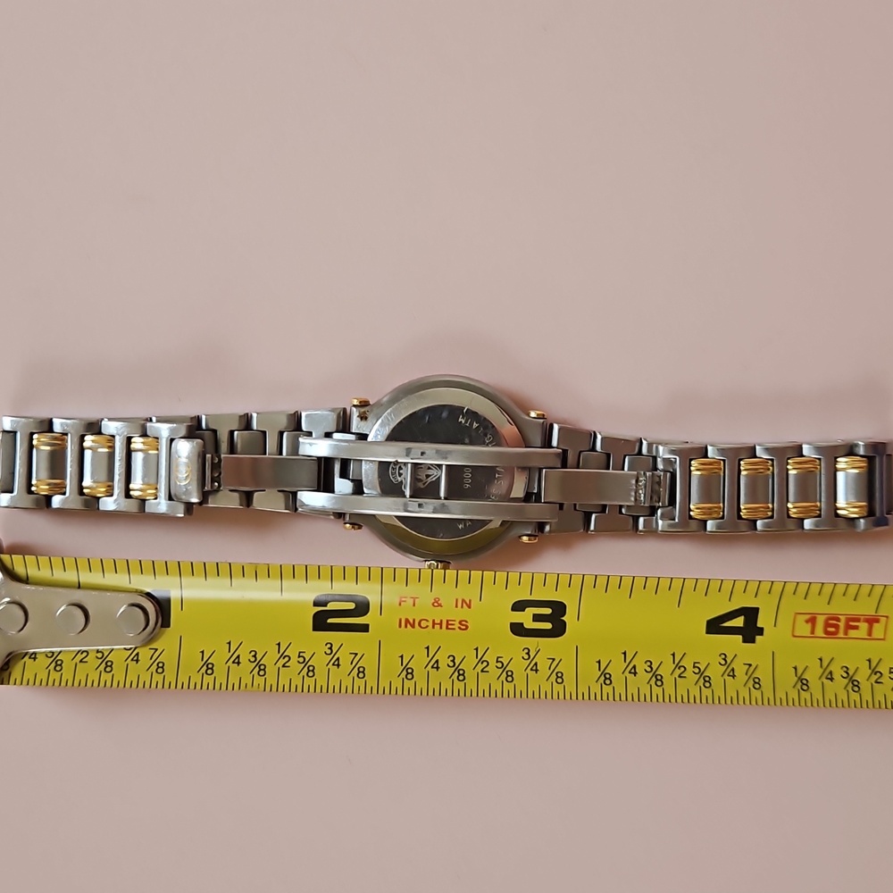 Gucci 9000L Two Tone Gold And Silver Swiss Made Stainless Steel Ladies Watch - Picture 6 of 6